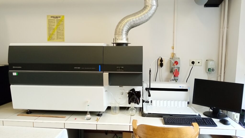 Zdjęcie jednoczesnego spektrometru ICP-OES z serii ICPE-9800 firmy Shimadzu